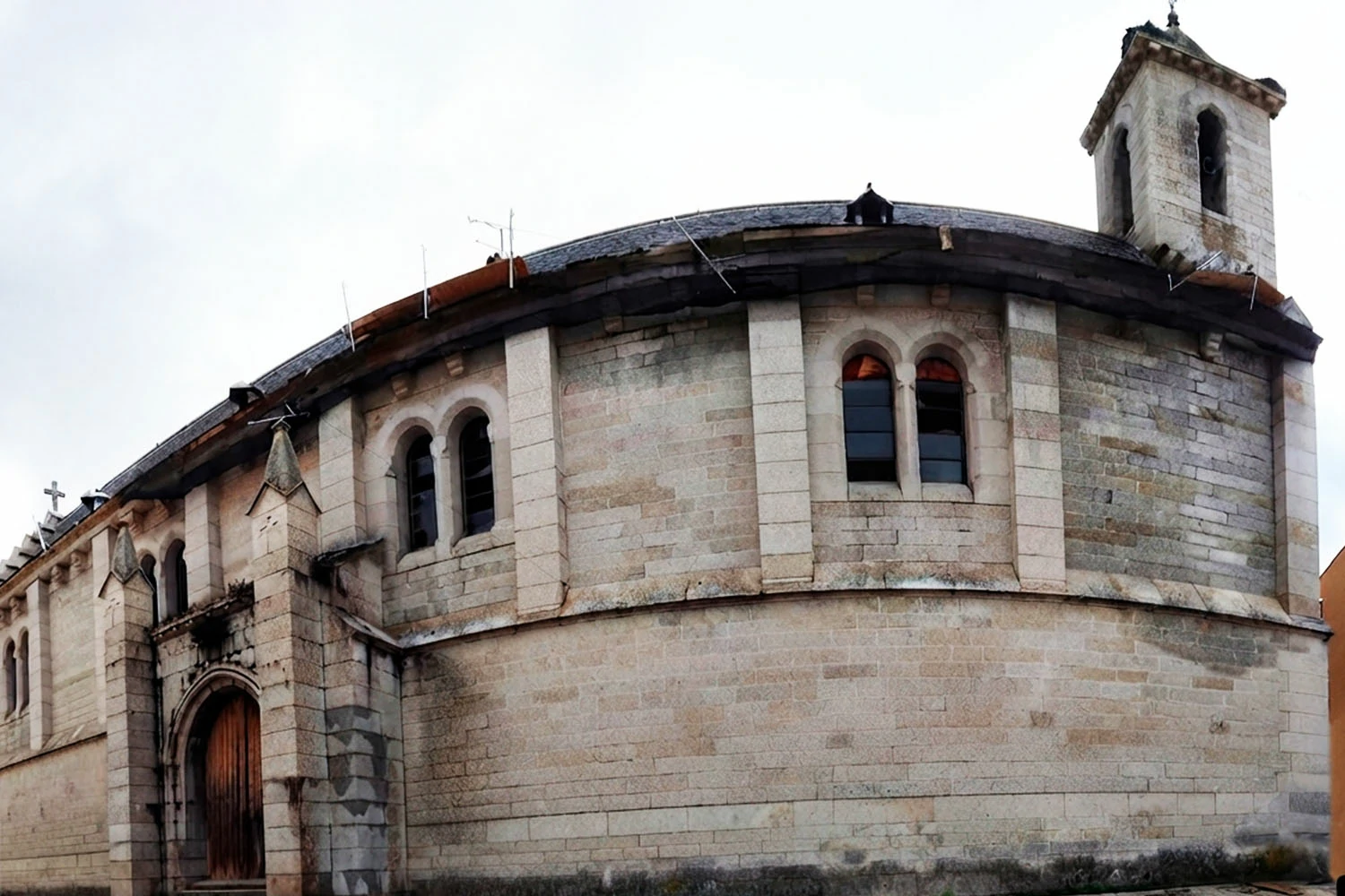 Iglesia de la Calandria antes de la intervención: estado de deterioro y necesidad de remodelación.