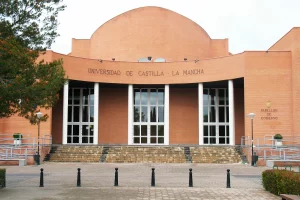 Paseo peatonal ecosistémico integrado en el campus de la Universidad de Castilla-La Mancha.