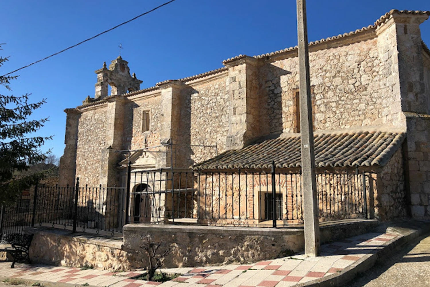 Fachada y estructura histórica de la Iglesia en Villanueva de Argecilla durante los trabajos de gestión y memoria valorada.