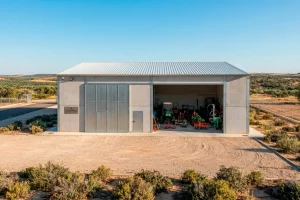 Nave industrial moderna para almacenamiento de aperos agrícolas desarrollada en Madridejos.
